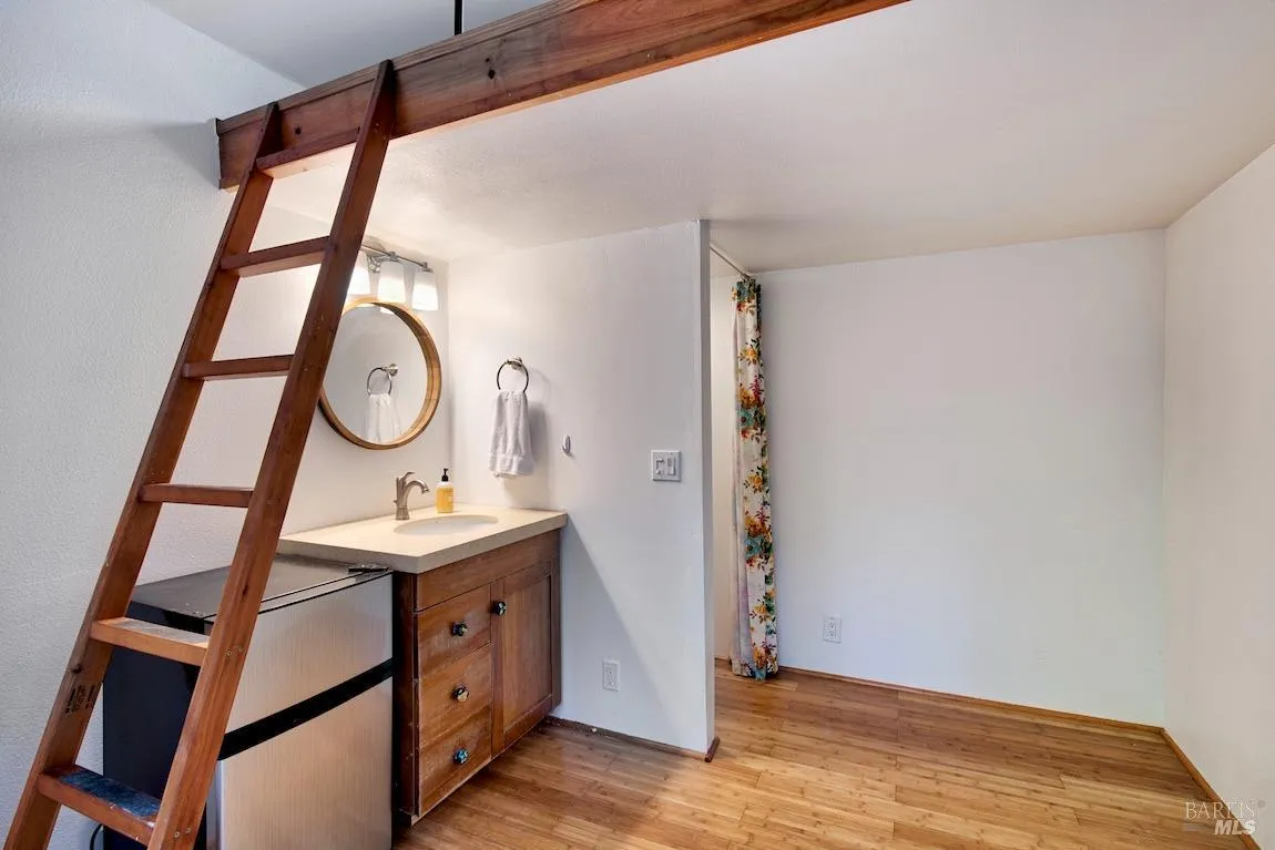 Fairfax, California 94930, United States, 1 Bedroom Bedrooms, ,2 BathroomsBathrooms,Residential,Pending,8788