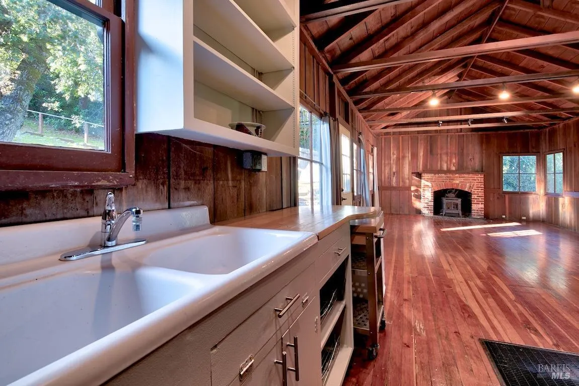 Fairfax, California 94930, United States, 1 Bedroom Bedrooms, ,2 BathroomsBathrooms,Residential,Pending,8788