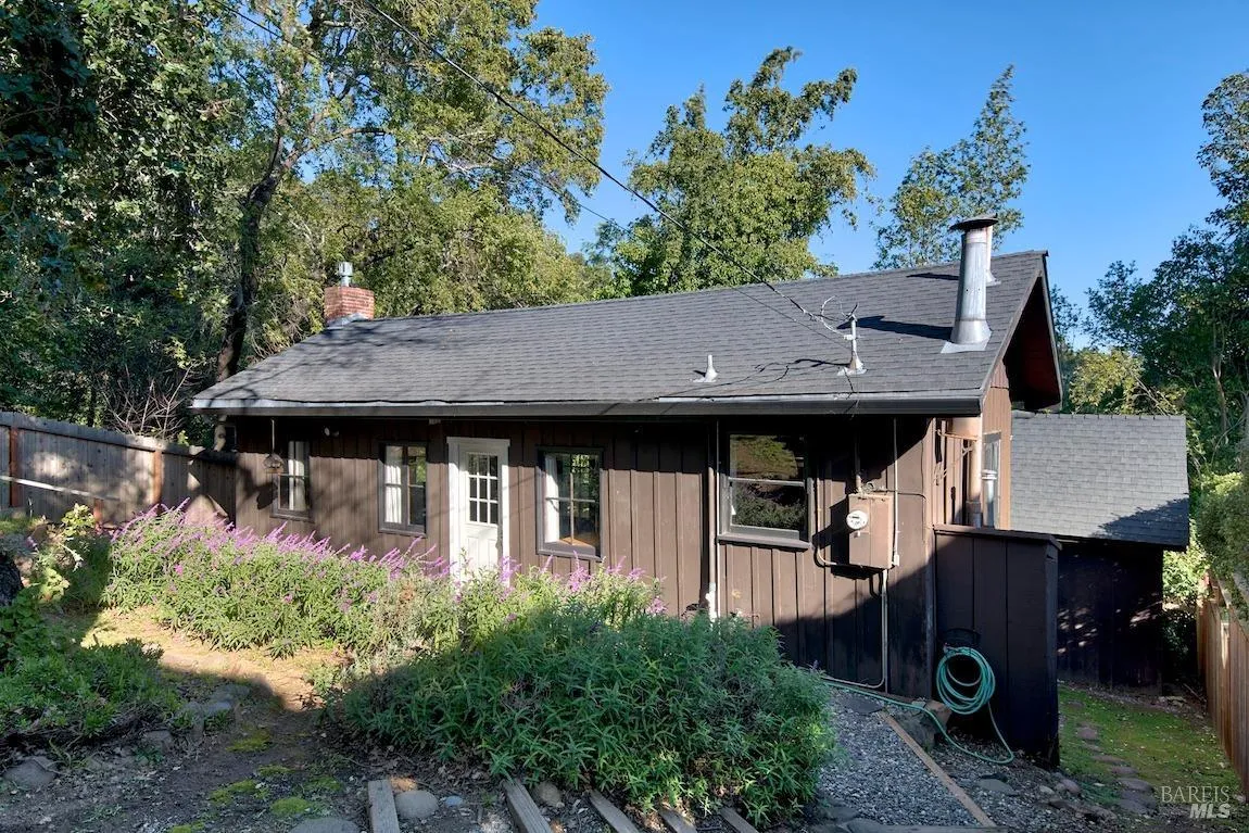 Fairfax, California 94930, United States, 1 Bedroom Bedrooms, ,2 BathroomsBathrooms,Residential,Pending,8788