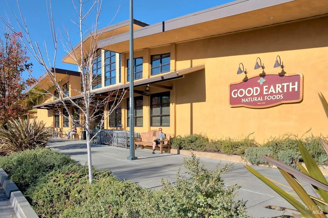 Fairfax, California 94930, United States, 1 Bedroom Bedrooms, ,2 BathroomsBathrooms,Residential,Pending,8788