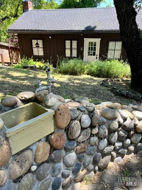 Fairfax, California 94930, United States, 1 Bedroom Bedrooms, ,2 BathroomsBathrooms,Residential,Pending,8788