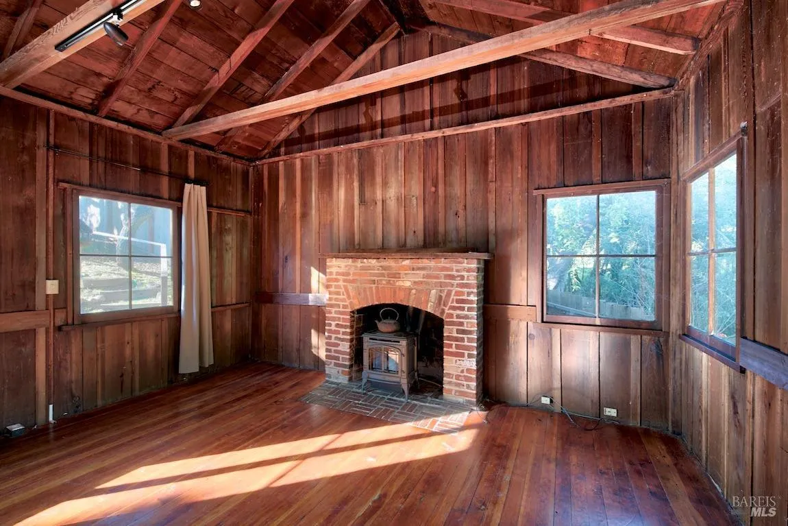 Fairfax, California 94930, United States, 1 Bedroom Bedrooms, ,2 BathroomsBathrooms,Residential,Pending,8788