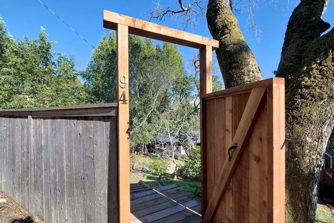 Fairfax, California 94930, United States, 1 Bedroom Bedrooms, ,2 BathroomsBathrooms,Residential,Pending,8788