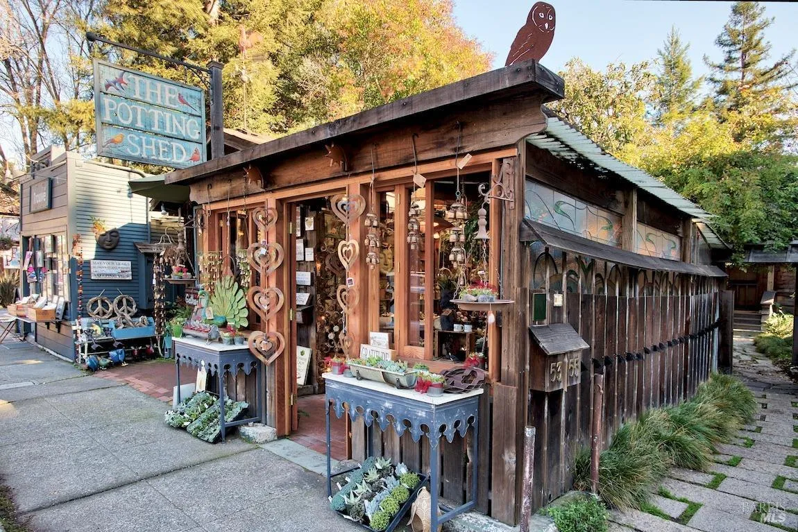 Fairfax, California 94930, United States, 1 Bedroom Bedrooms, ,2 BathroomsBathrooms,Residential,Pending,8788