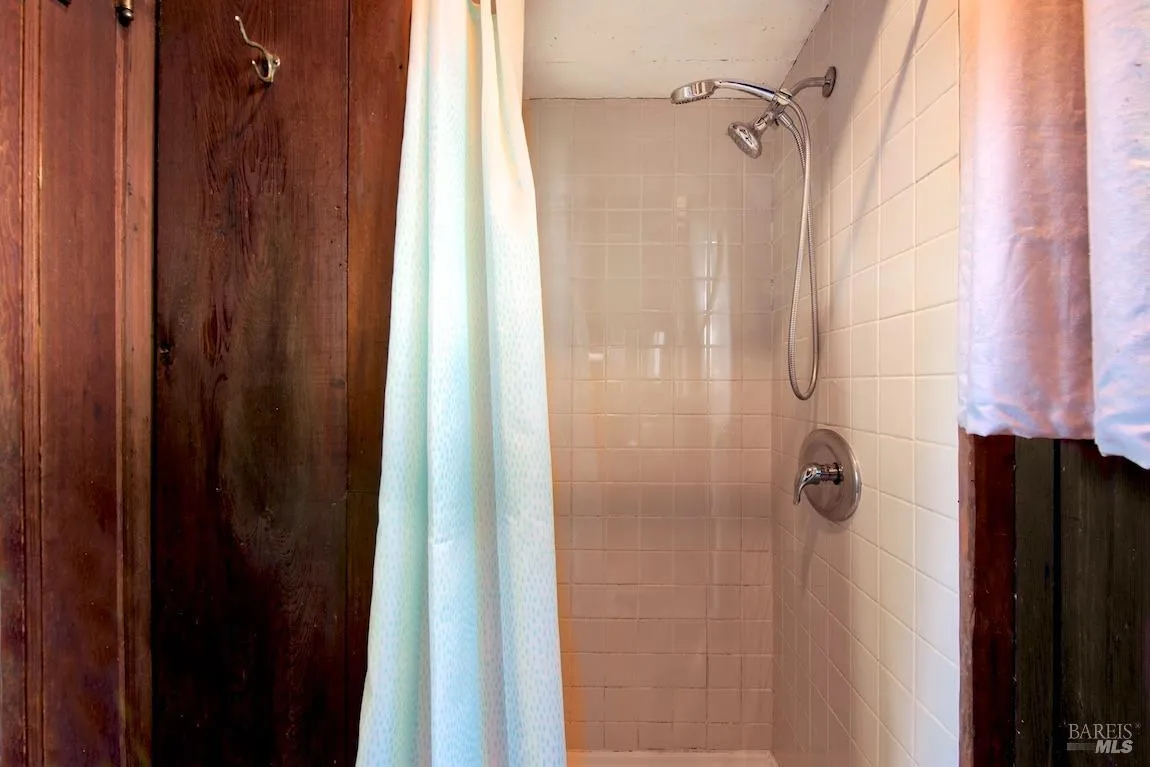 Fairfax, California 94930, United States, 1 Bedroom Bedrooms, ,2 BathroomsBathrooms,Residential,Pending,8788