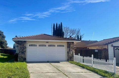 Photo of 2932 Montclair Way, Fairfield, CA 94534 (MLS # 326016040)