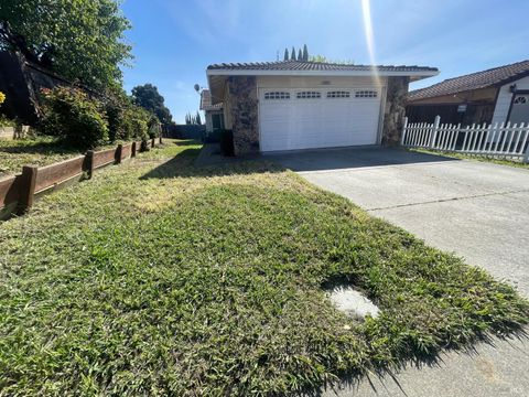 Photo of 2932 Montclair Way, Fairfield, CA 94534 (MLS # 326016040)