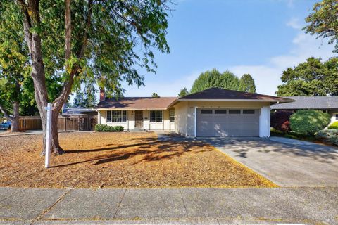Photo of 493 Landsdown Circle, Rohnert Park, CA 94928 (MLS # 325082851)