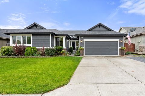 Photo of 451 Healdsburg Avenue, Cloverdale, CA 95425 (MLS # 325095772)