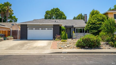 Photo of 713 Dogwood Circle, Fairfield, CA 94533 (MLS # 326058163)
