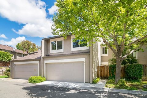 Photo of 6 Cottonwood Place, Novato, CA 94945 (MLS # 326031277)