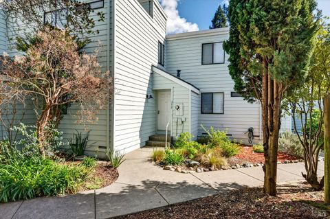 Photo of 230 Courtyards E, Windsor, CA 95492 (MLS # 326006099)