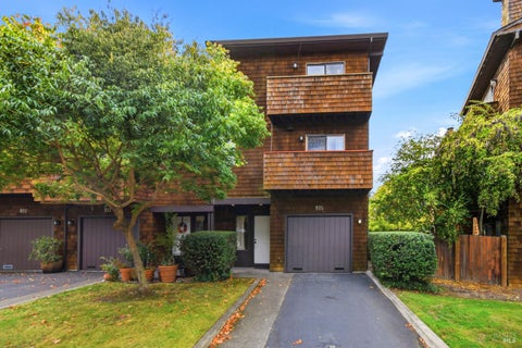 Photo of 835 Liberty Street, Petaluma, CA 94952 (MLS # 326088605)