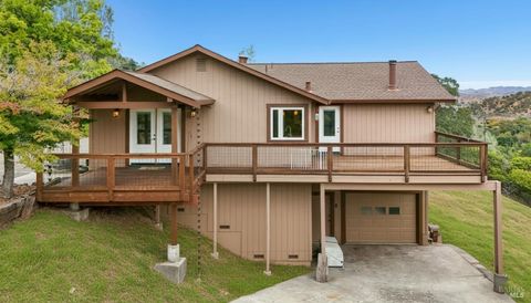 Photo of 6 Blackwood Court, Napa, CA 94558 (MLS # 326026345)