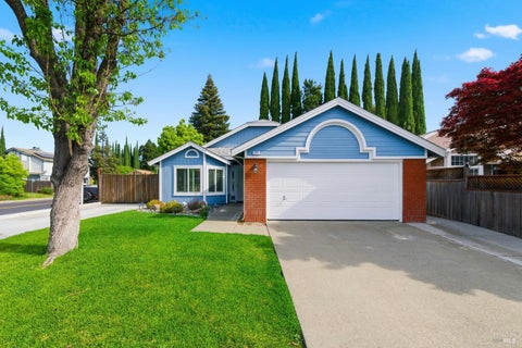 Photo of 701 Oak Brook Drive, Vacaville, CA 95687 (MLS # 326012658)