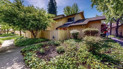 Photo of 2403 Woodlake Drive, Santa Rosa, CA 95405 (MLS # 326039262)