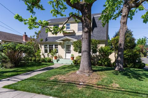 Photo of 931 Humboldt Street, Santa Rosa, CA 95404 (MLS # 326026298)