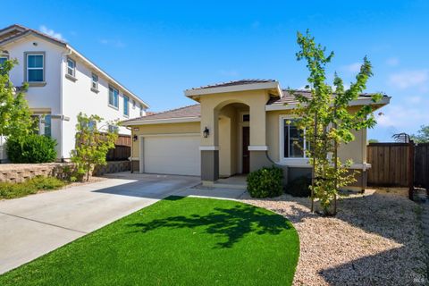 Photo of 556 Yarrow Court, Fairfield, CA 94534 (MLS # 326045422)