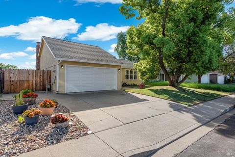 Photo of 427 Temple Drive, Vacaville, CA 95687 (MLS # 326025131)