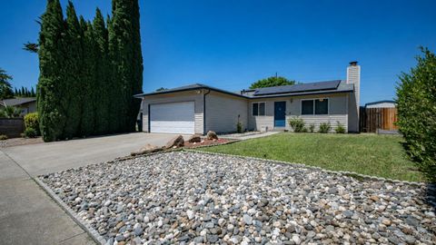 Photo of 655 W Creekside Circle, Dixon, CA 95620 (MLS # 326039659)