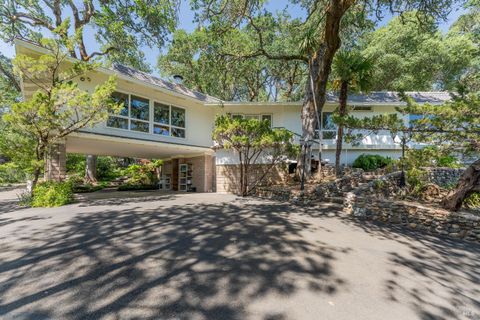 Photo of 925 Knob Hill Road, Ukiah, CA 95482 (MLS # 326025356)