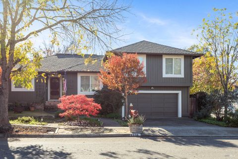 Photo of 4808 Foxglove Court, Santa Rosa, CA 95405 (MLS # 326024778)