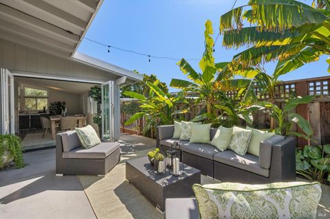 Photo of 28 Royal Court, San Rafael, CA 94901 (MLS # 326026638)