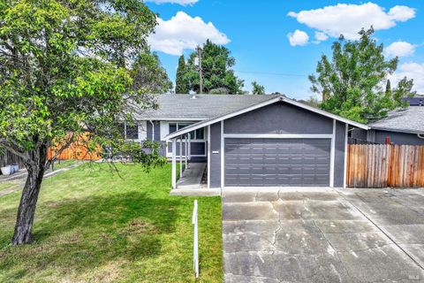 Photo of 806 Meadowlark Drive, Fairfield, CA 94533 (MLS # 326034479)