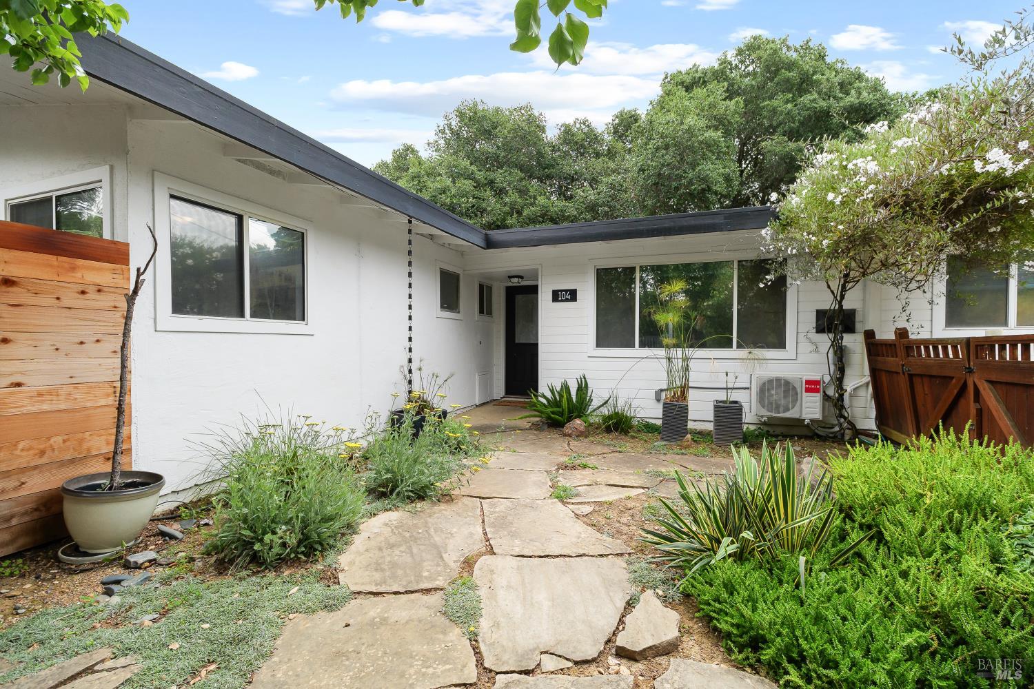 104 Lobo Vista