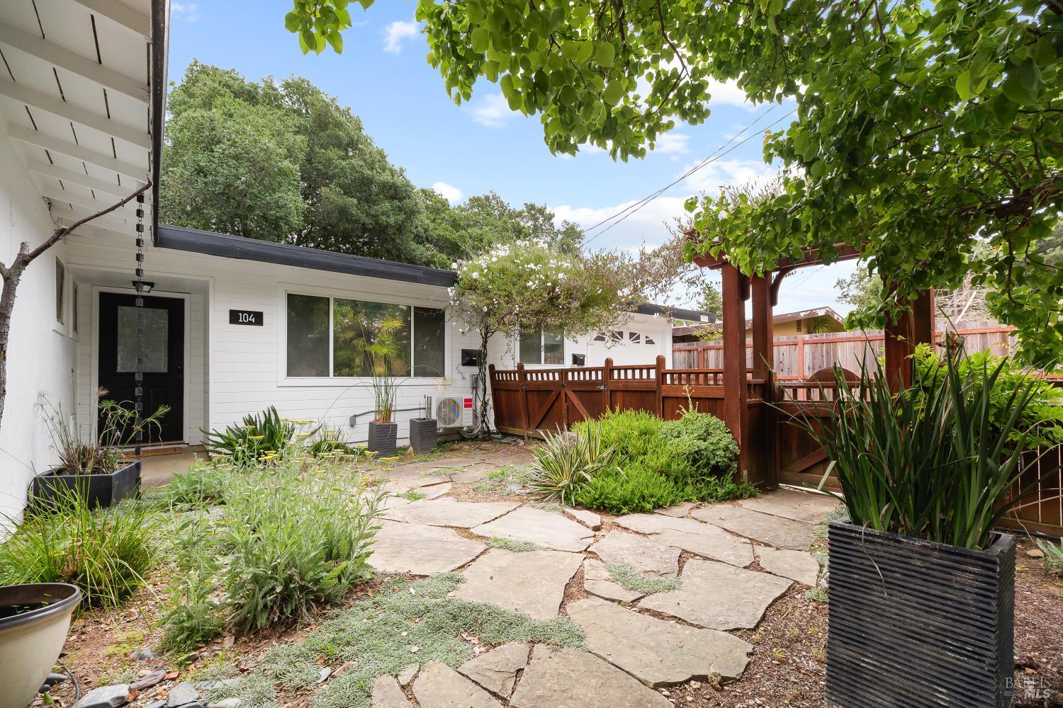 104 Lobo Vista
