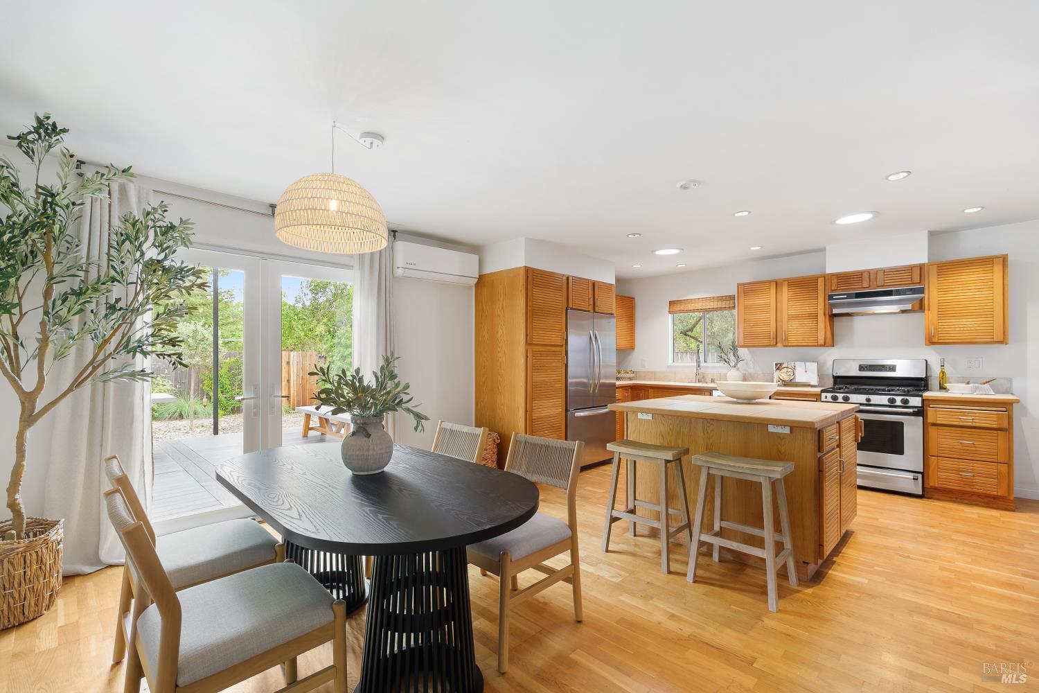 104 Lobo Vista