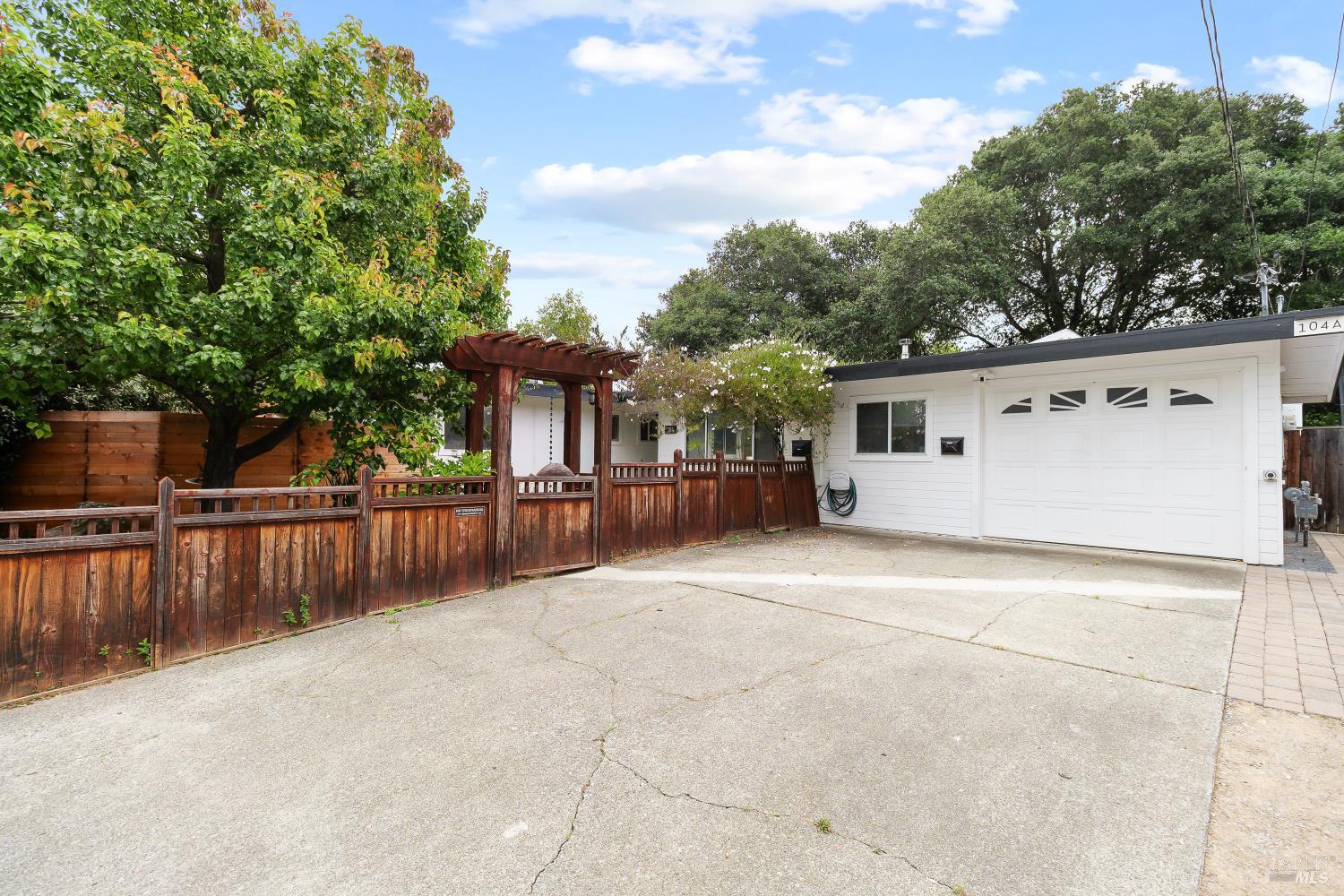 104 Lobo Vista