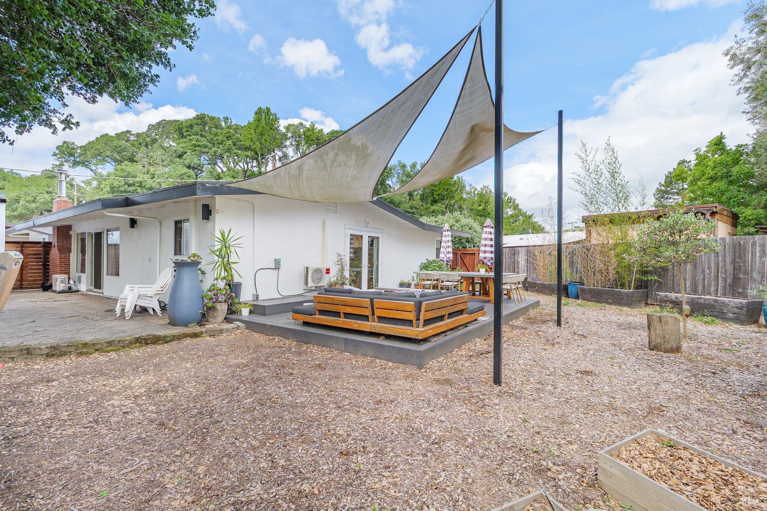 104 Lobo Vista