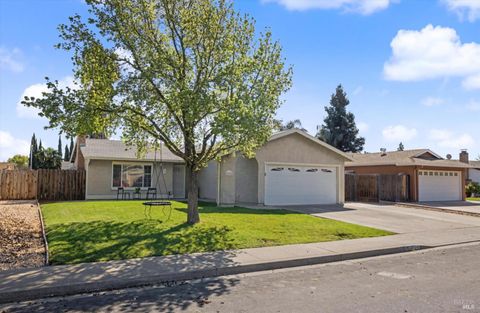 Photo of 1131 Bedford Way, Vacaville, CA 95687 (MLS # 326023135)
