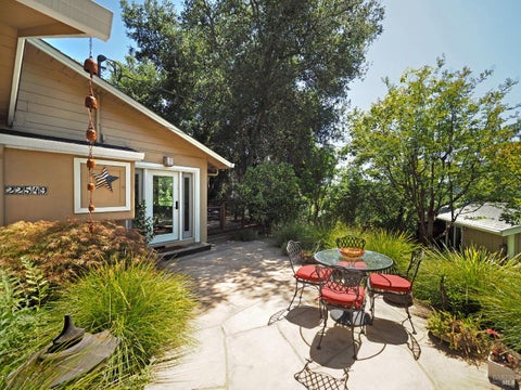 Photo of 22549 River Road, Geyserville, CA 95441 (MLS # 326043225)