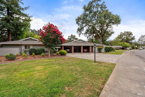 Photo of 172 White Oak Drive, Santa Rosa, CA 95409 (MLS # 326072182)
