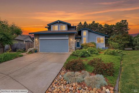 Photo of 29 Caulfield Court, Petaluma, CA 94954 (MLS # 326013861)