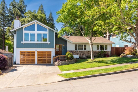 Photo of 3404 Castlerock Court, Santa Rosa, CA 95404 (MLS # 326071608)