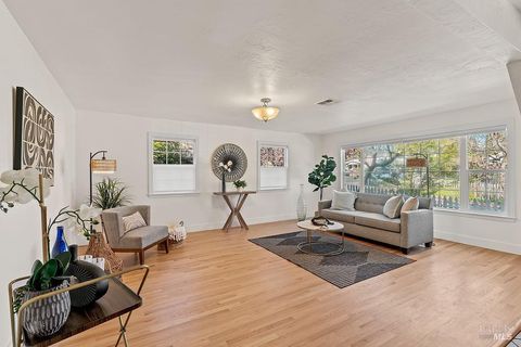 Photo of 201 Triplett Drive, Cloverdale, CA 95425 (MLS # 326019922)