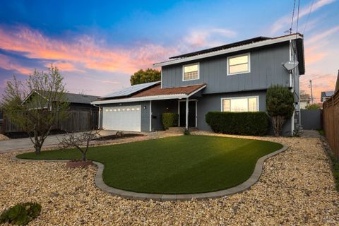 Photo of 1645 Weaverly Drive, Petaluma, CA 94954 (MLS # 326041558)
