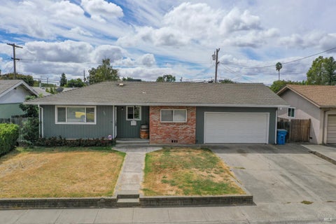 Photo of 525 Sierra Drive, Dixon, CA 95620 (MLS # 326074555)
