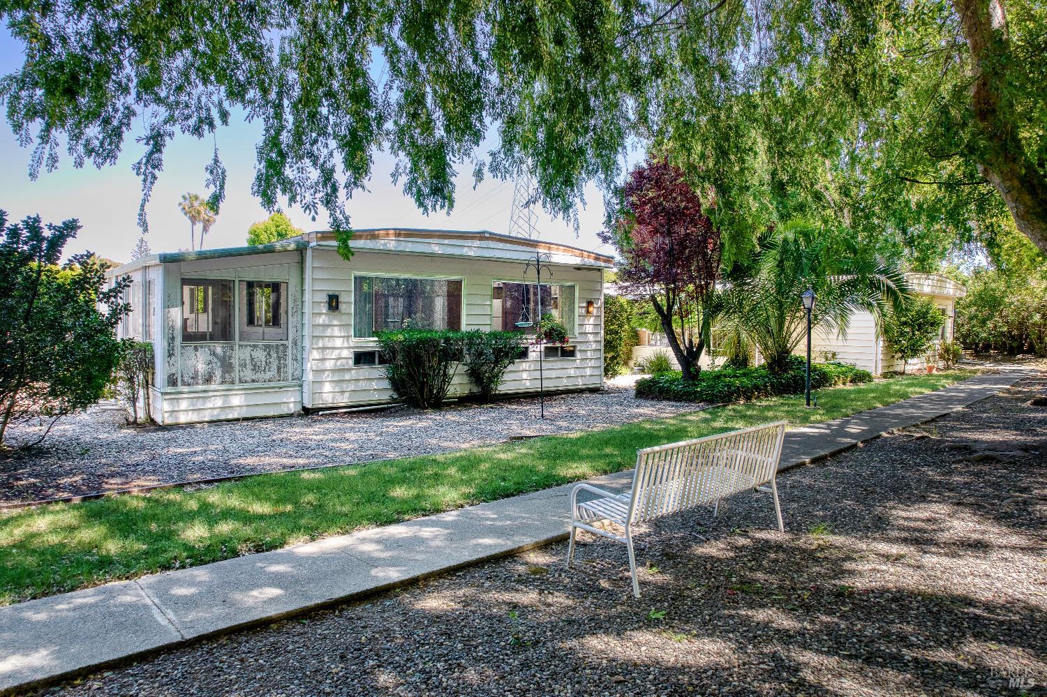 820 Las Palmas Avenue