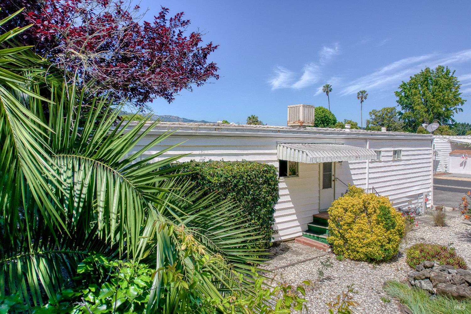 820 Las Palmas Avenue