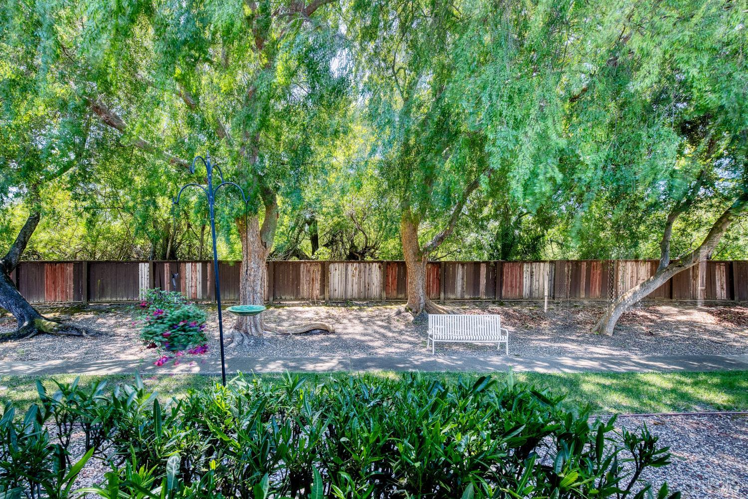 820 Las Palmas Avenue