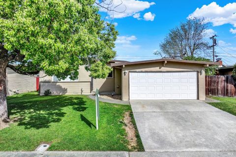 Photo of 606 E Tennessee Street, Fairfield, CA 94533 (MLS # 326026205)