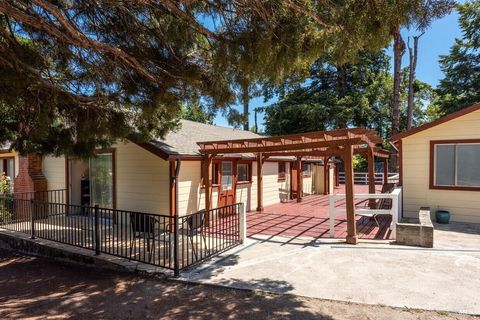 Photo of 604 Live Oak Avenue, Sebastopol, CA 95472 (MLS # 326024993)