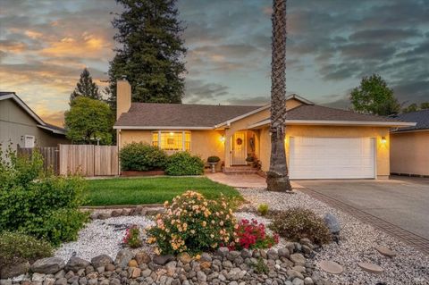 Photo of 971 Eleanor Avenue, Rohnert Park, CA 94928 (MLS # 326042080)