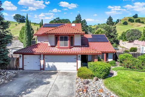 Photo of 573 Rambleton Drive, Vacaville, CA 95688 (MLS # 326031604)