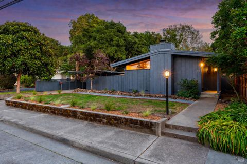 Photo of 626 Sunnyslope Avenue, Petaluma, CA 94952 (MLS # 326027120)
