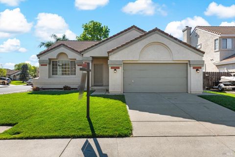 Photo of 212 Laurelwood Way, Vacaville, CA 95687 (MLS # 326019034)